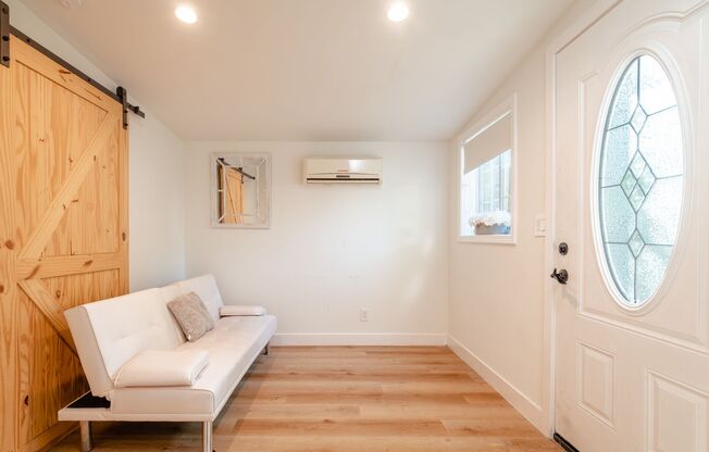 1 bed, 1 bath, 550 sqft, $2,000, Unit 18332 Delano St.