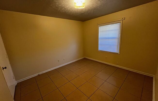 2 beds, 1 bath, $650, Unit Apt: 13