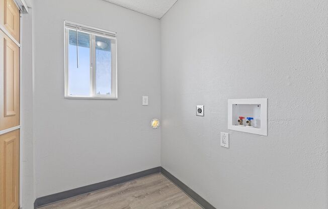 2 beds, 1 bath, 840 sqft, $1,350, Unit 695