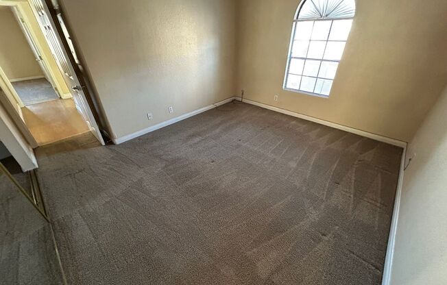 ***SPRING SPECIAL DEAL!! $600 OFF FIRST MONTHS RENT IF MOVED IN 2 WEEKS!!***  CHARMING EAST LAS VEGAS HOME W/ 2 BD 2 BR IN 2ND STORY CONDO