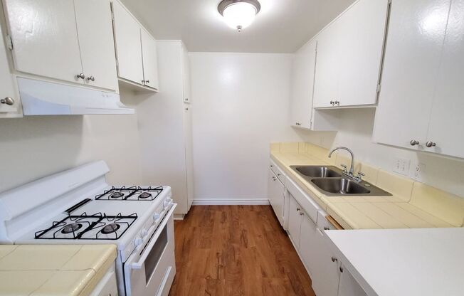 2 beds, 1 bath, $2,095, Unit 102