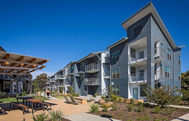 Capitol Yard Apartments_ West Sacramento CA_Community Courtyard