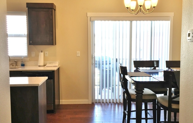 Gorgeous 3bd 2.5ba townhouse in the Pinetree Village Sub. South of Franklin off Maple Grove