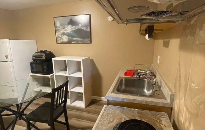 Cozy apartment unit in middle of Sunset retail corridor