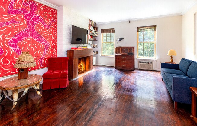 312 W 19 ST