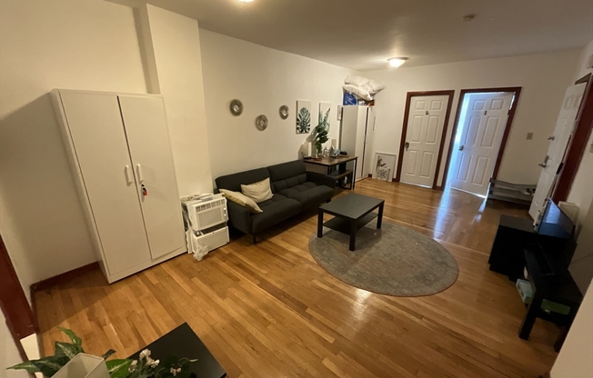 3 beds, 1 bath, 1,100 sqft, $4,700, Unit 1