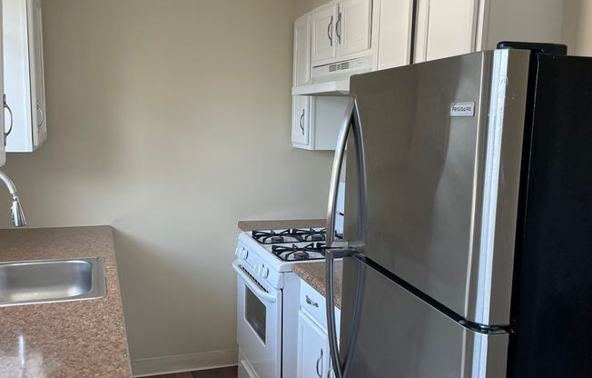 1 bed, 1 bath, 670 sqft, $2,100, Unit 435 Walnut Street - Unit 13