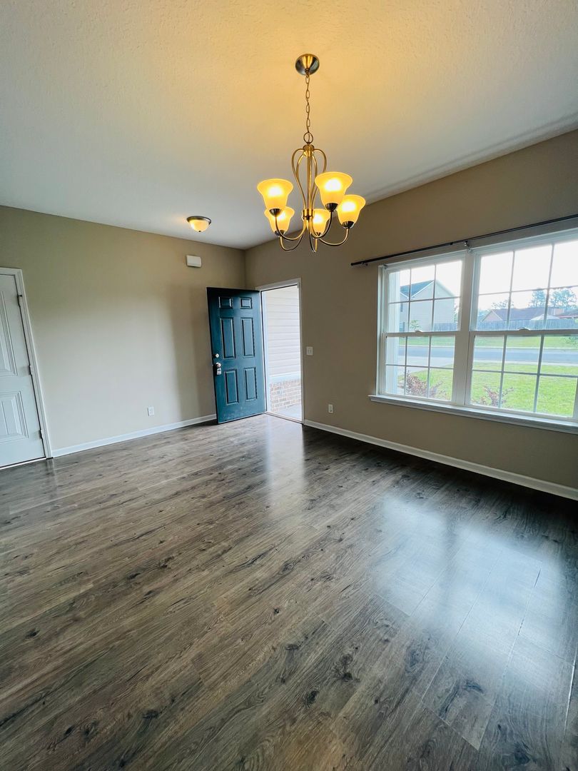 Pet Friendly 2 Story 4 bed 2 1/2 Bath home.