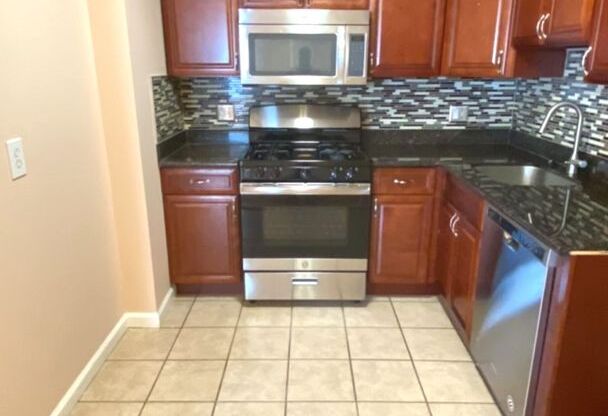 2 beds, 1 bath, 924 sqft, $1,300, Unit Unit 2