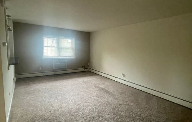 1 bed, 1 bath, 700 sqft, $1,245, Unit B102