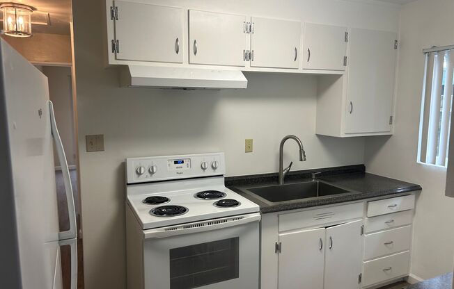 2 beds, 1 bath, $2,350, Unit 1430