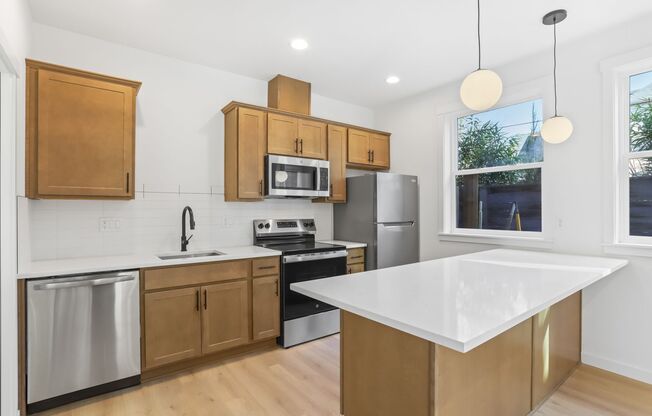 602-614 NE Russell St