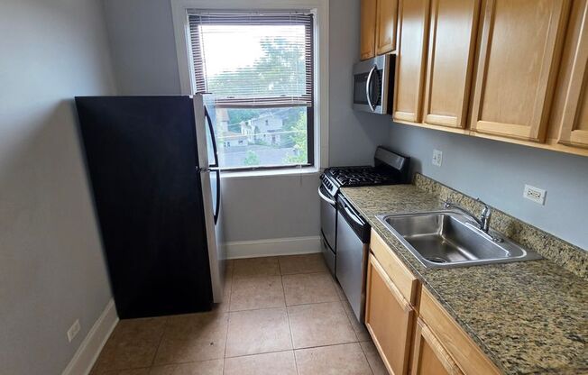 2 beds, 1 bath, 755 sqft, $2,445, Unit 2121-23.5-1F