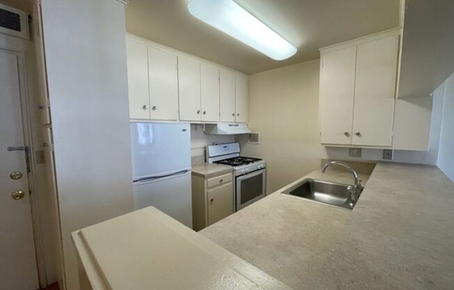 Studio, 1 bath, 360 sqft, $950, Unit 611