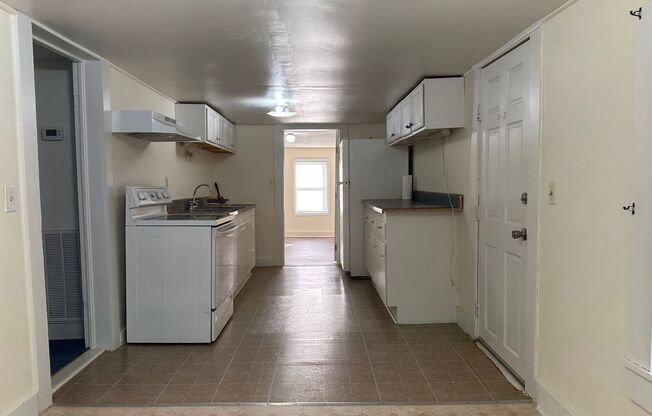 3 beds, 1 bath, $925