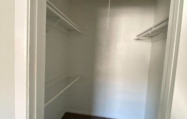 2 beds, 1 bath, 900 sqft, $1,051, Unit 16E