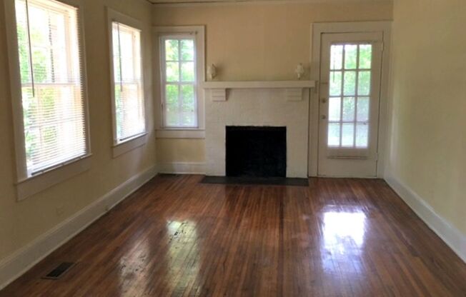 Move-in Ready NOW! Freshly updated, great Matthews location! Pet-Friendly!