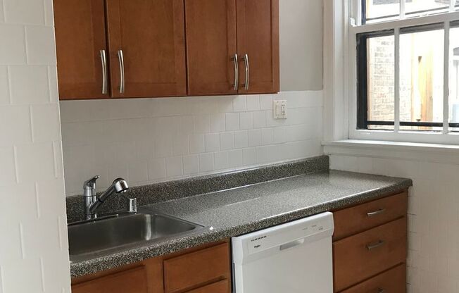 Bright and Sunny Unit ~ One Bed/One bath ~ Heat Included ~ Pets Welcome