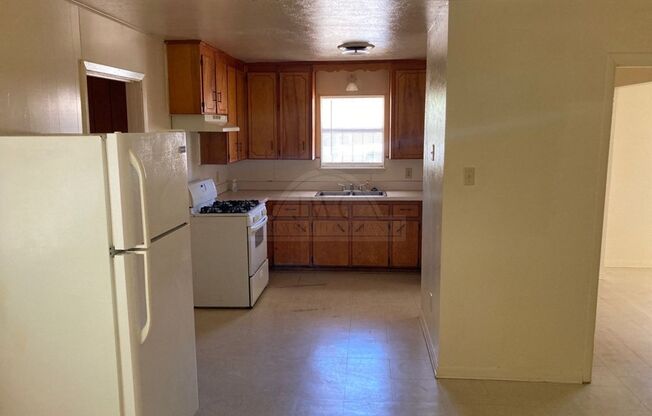 3 beds, 2 baths, $1,295