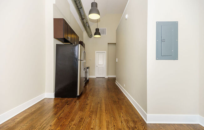 Top Floor Renovated 2 Bed / 1 Bath with Lofted Ceilings!