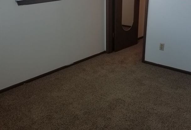 2 beds, 1 bath, $855, Unit 01