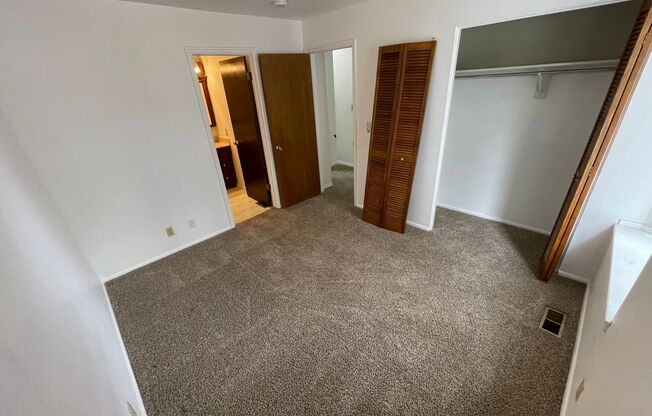 Townhome in Beautiful Gated community with 3 Master bedrooms!