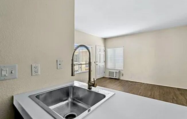 1 bed, 1 bath, $2,200, Unit UNIT H