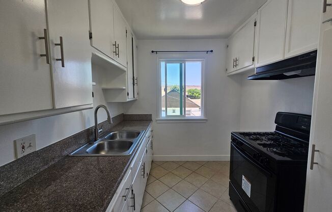 2 beds, 1 bath, $2,295, Unit 11