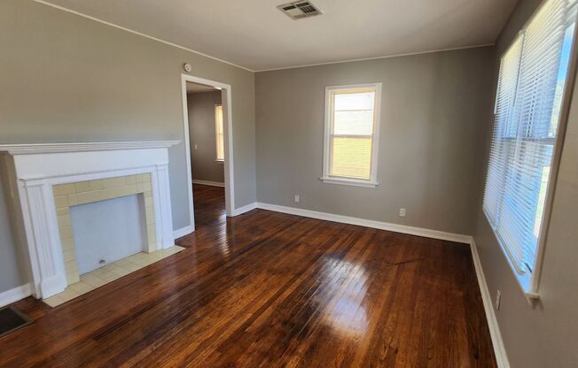 3 beds, 1 bath, $895