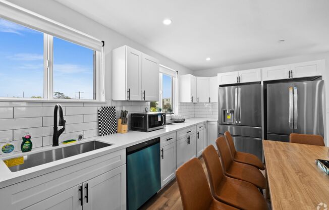 MH 1252 W 37th St