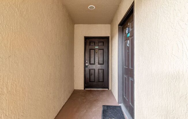 AVAILABLE ON 12/20/2024 Updated condo located in amazing location in Orlando!