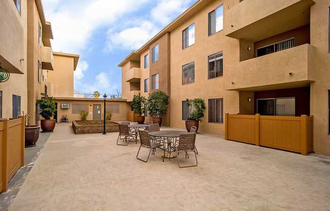 Courtyard at Los Robles Apartments, Pasadena, California