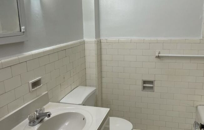 1 bed, 1 bath, 708 sqft, $1,340, Unit King Edward Annex 32