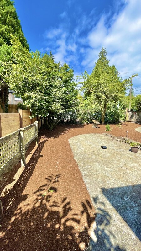 9524 15 AVE NE