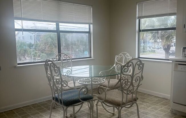 2 beds, 1 bath, $1,350, Unit Upper