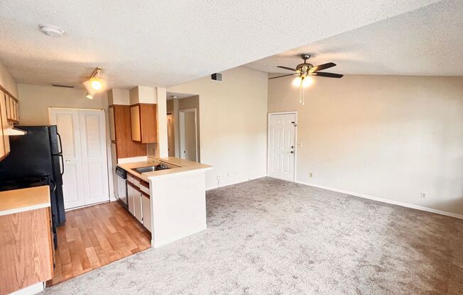 Available NOW! Charming 2 BD / 2 BA in Orlando. Washer and Dryer INCLUDED! Great Location!