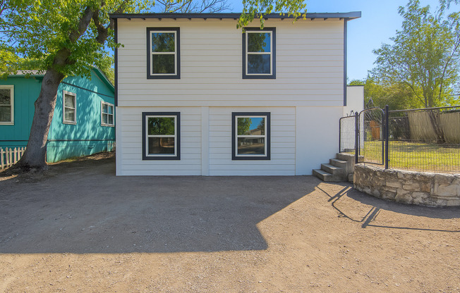 2215 N Elmendorf Street