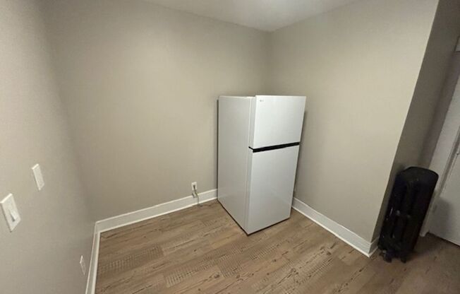 Studio, 1 bath, $1,100, Unit 14 Mattoon St Unit 6