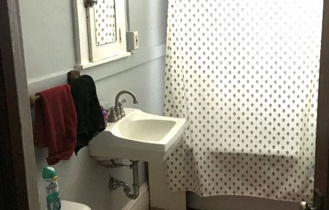 3 beds, 1 bath, 925 sqft, $1,925, Unit 1849-01