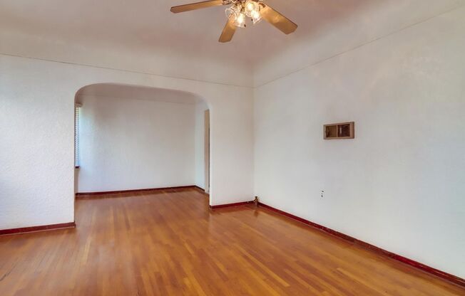 Move In Special! Charming Top Floor 1-Bedroom Apartment in Bankers Hill!