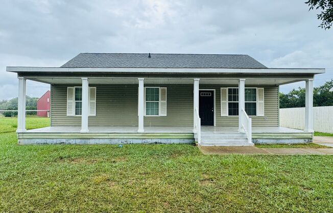 Charming 3-Bed, 2-Bath Home with Spacious Yard!