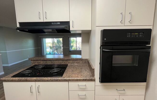 2 beds, 1 bath, 980 sqft, $2,400, Unit 055