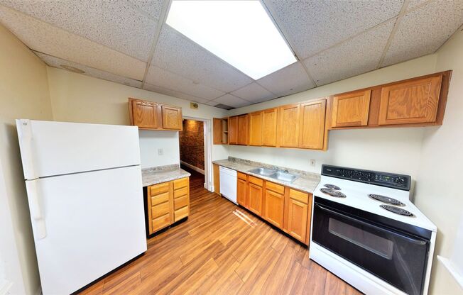 2 beds, 1 bath, $1,495, Unit 32 1