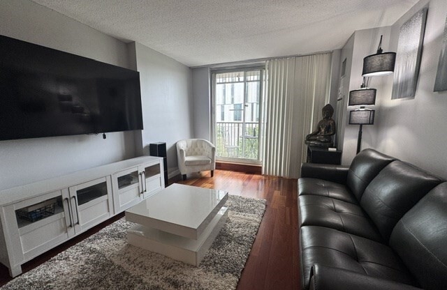 1 bed, 1 bath, 663 sqft, $3,300, Unit 528