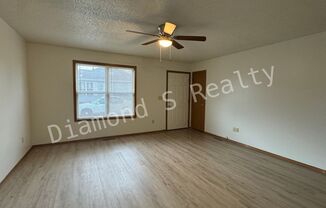 2 beds, 1 bath, 941 sqft, $899, Unit B