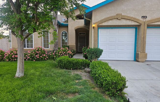 Super-Nice 4 bed, 2 bath, 3 car garage home in N.W. Fresno!