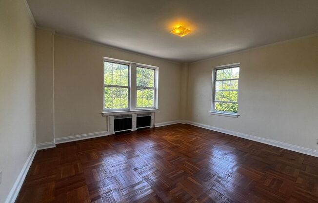 2 beds, 1 bath, 975 sqft, $2,055, Unit Royal York 802