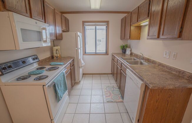 3 beds, 1 bath, 1,070 sqft, $995, Unit 1414-102