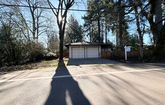 Lovely 2BD, 2BA Home In Lake Oswego with Lake Access!!