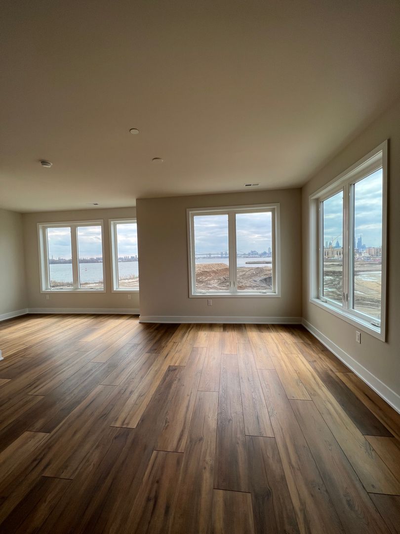Gorgeous 3BD/2.5BA Waterfront Townhome!